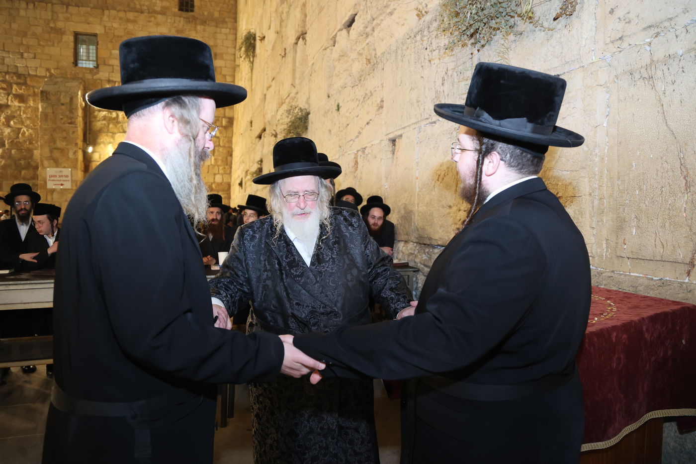 האדמו"ר מספינקא בתפילה ע"י ה'כותל המערבי'