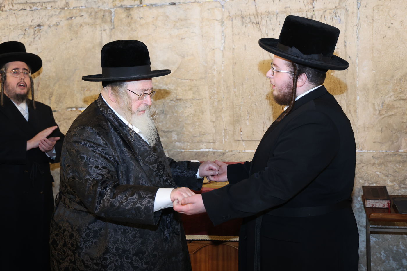 האדמו"ר מספינקא בתפילה ע"י ה'כותל המערבי'