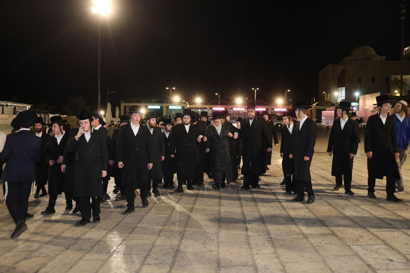 האדמו"ר מספינקא בתפילה ע"י ה'כותל המערבי'