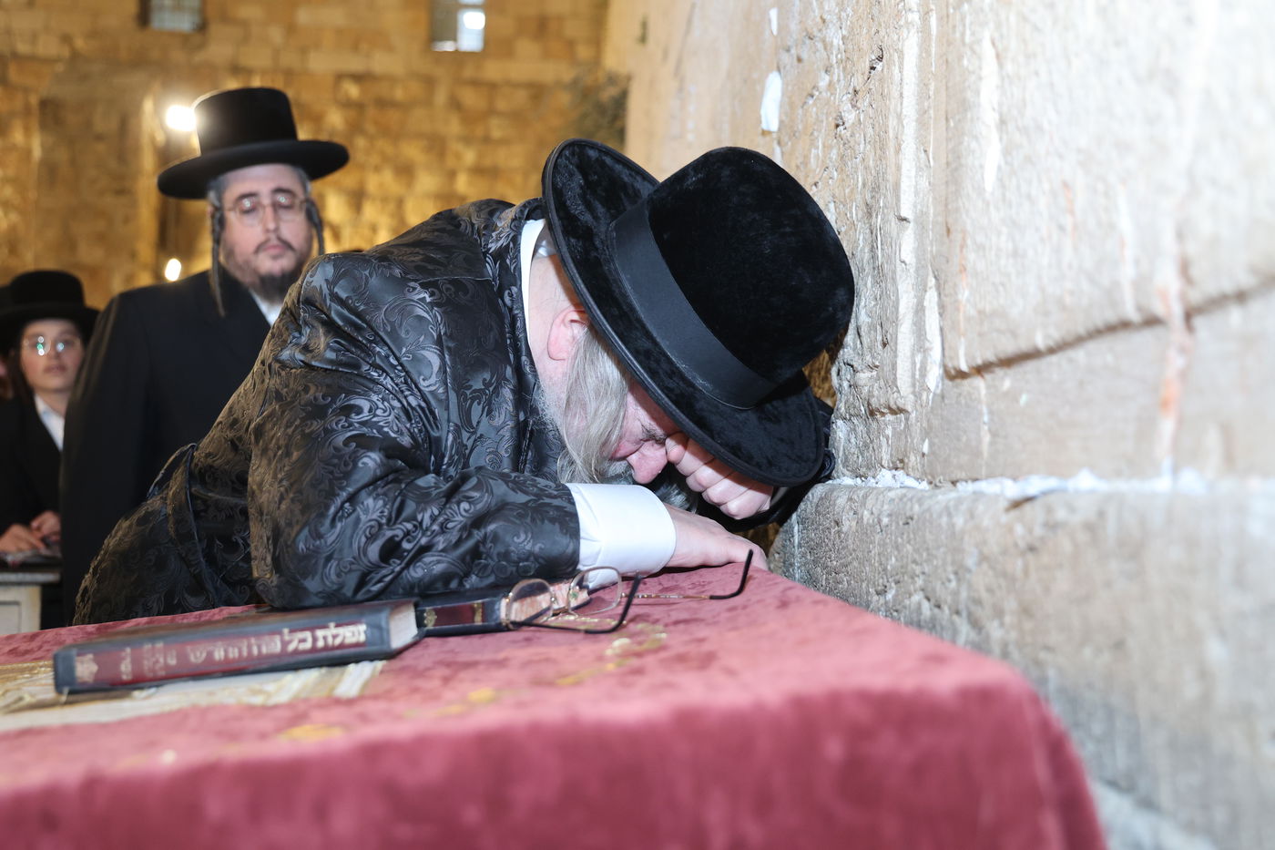 האדמו"ר מספינקא בתפילה ע"י ה'כותל המערבי'