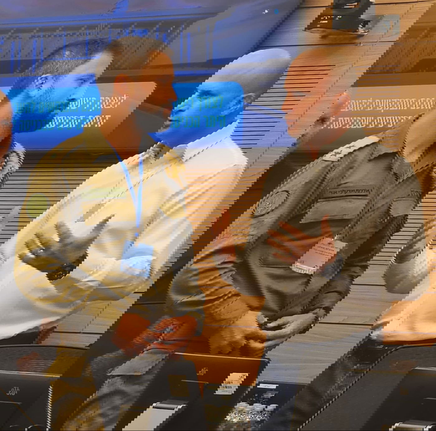 חה"כ קרויזר ונציג צה"ל בוועדה