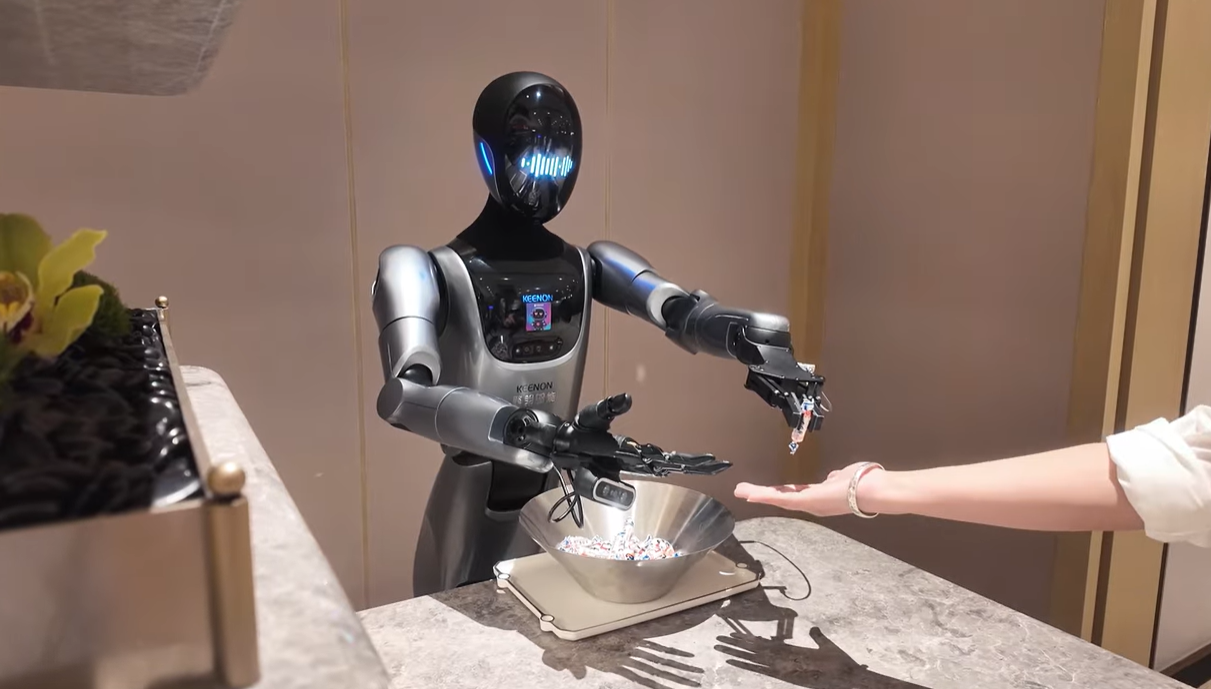 רובוט ממונה על חלוקת סוכריות לאורחים המגיעים למלון