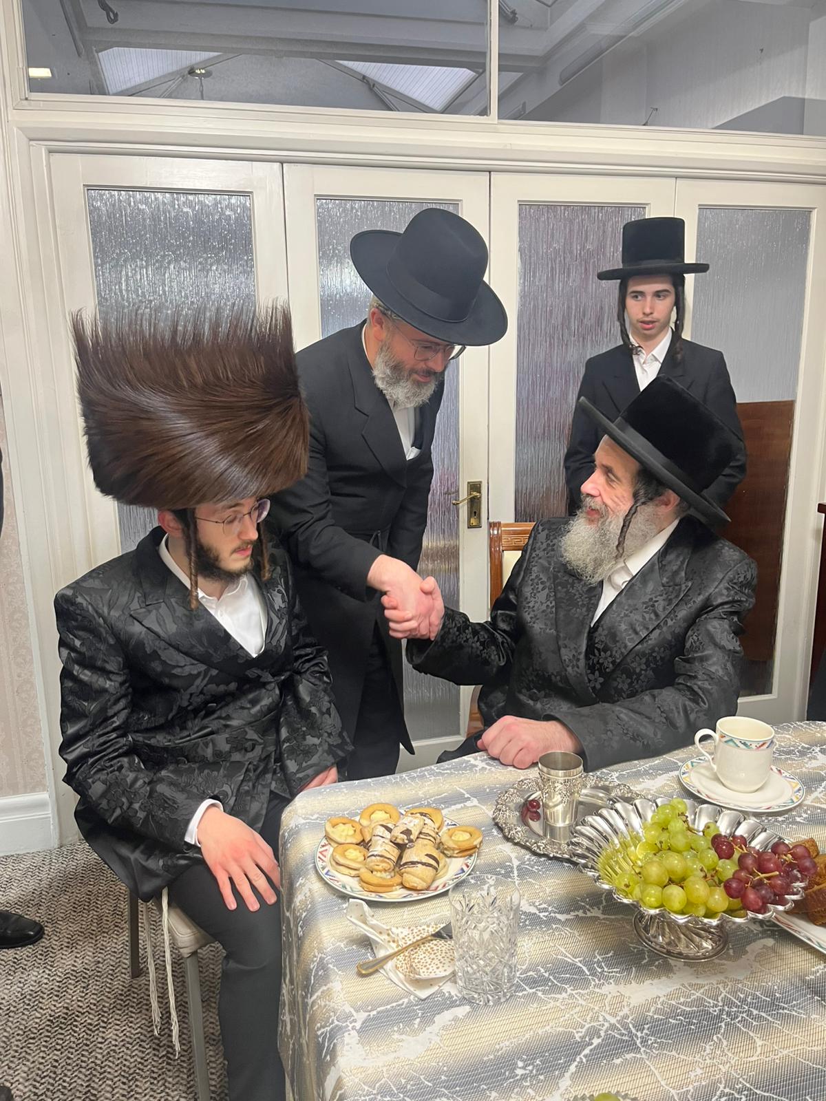 הגה"צ רבי חיים מאיר הגר, אב"ד ויז'ניץ בביקור בזק בלונדון