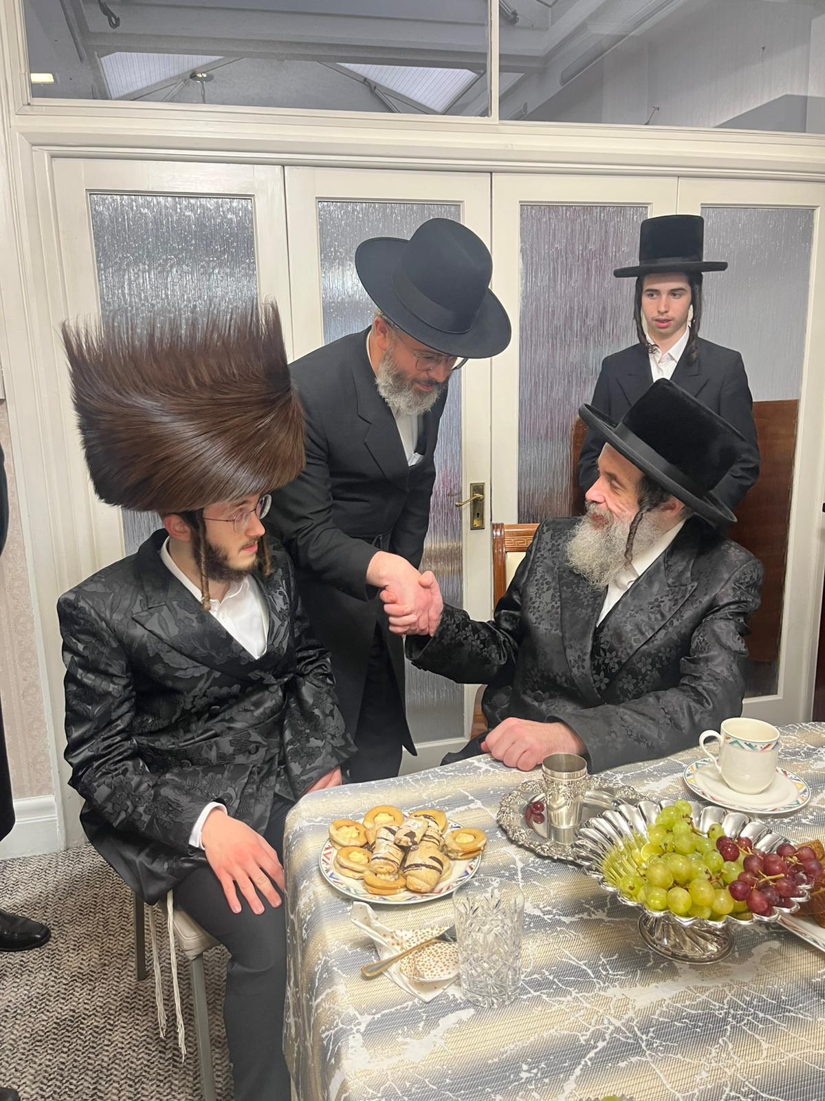 הגה"צ רבי חיים מאיר הגר, אב"ד ויז'ניץ בביקור בזק בלונדון