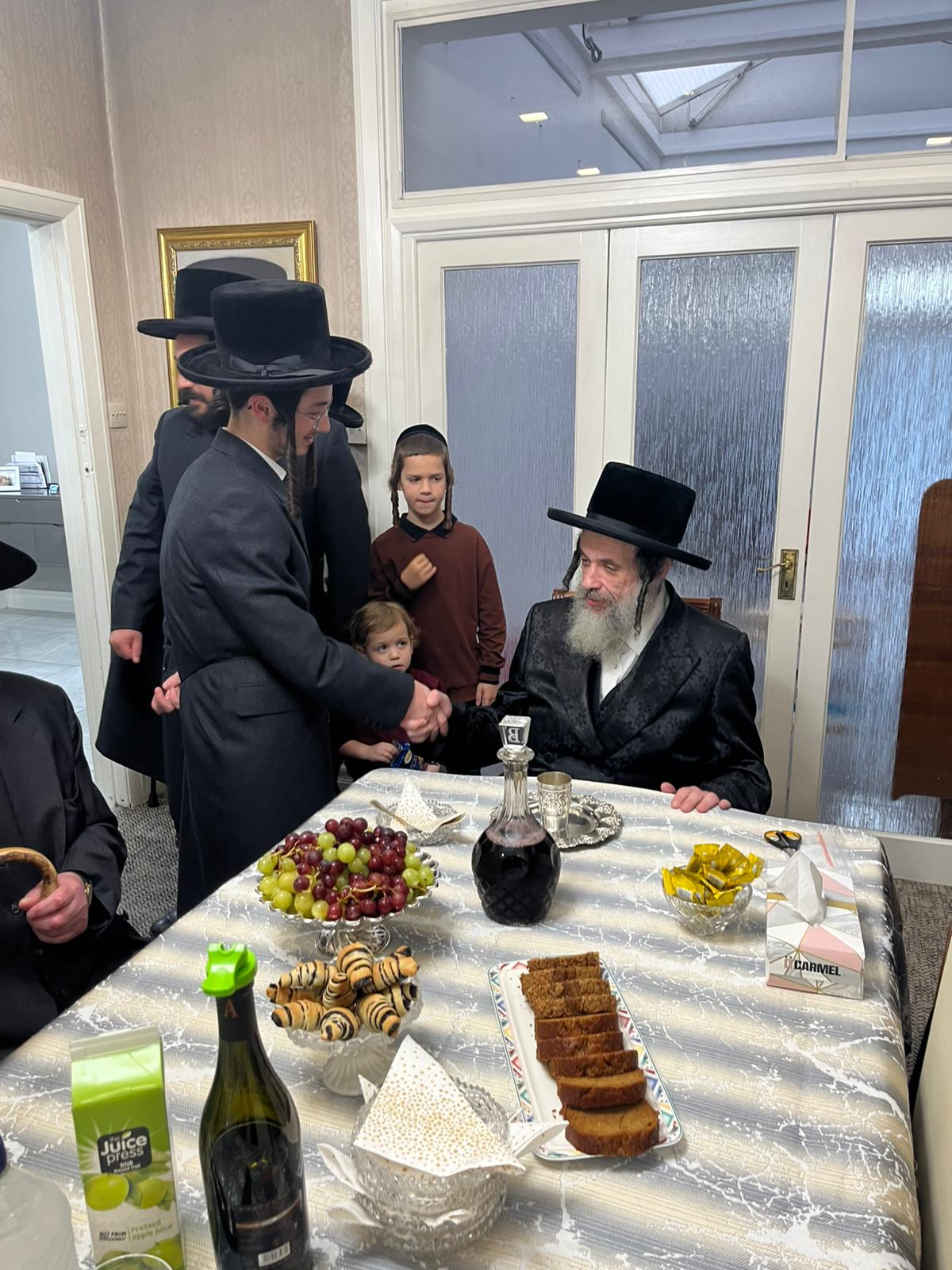 הגה"צ רבי חיים מאיר הגר, אב"ד ויז'ניץ בביקור בזק בלונדון