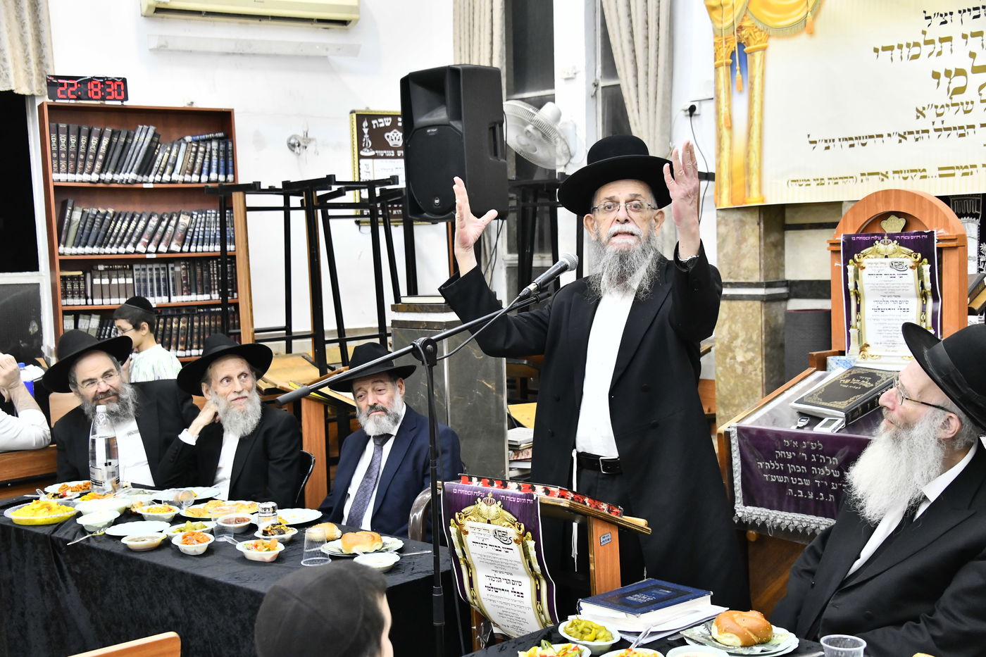 הגאון רבי ישראל בונים שרייבר נואם במעמד הסיומים בכולל 'זכר יצחק'