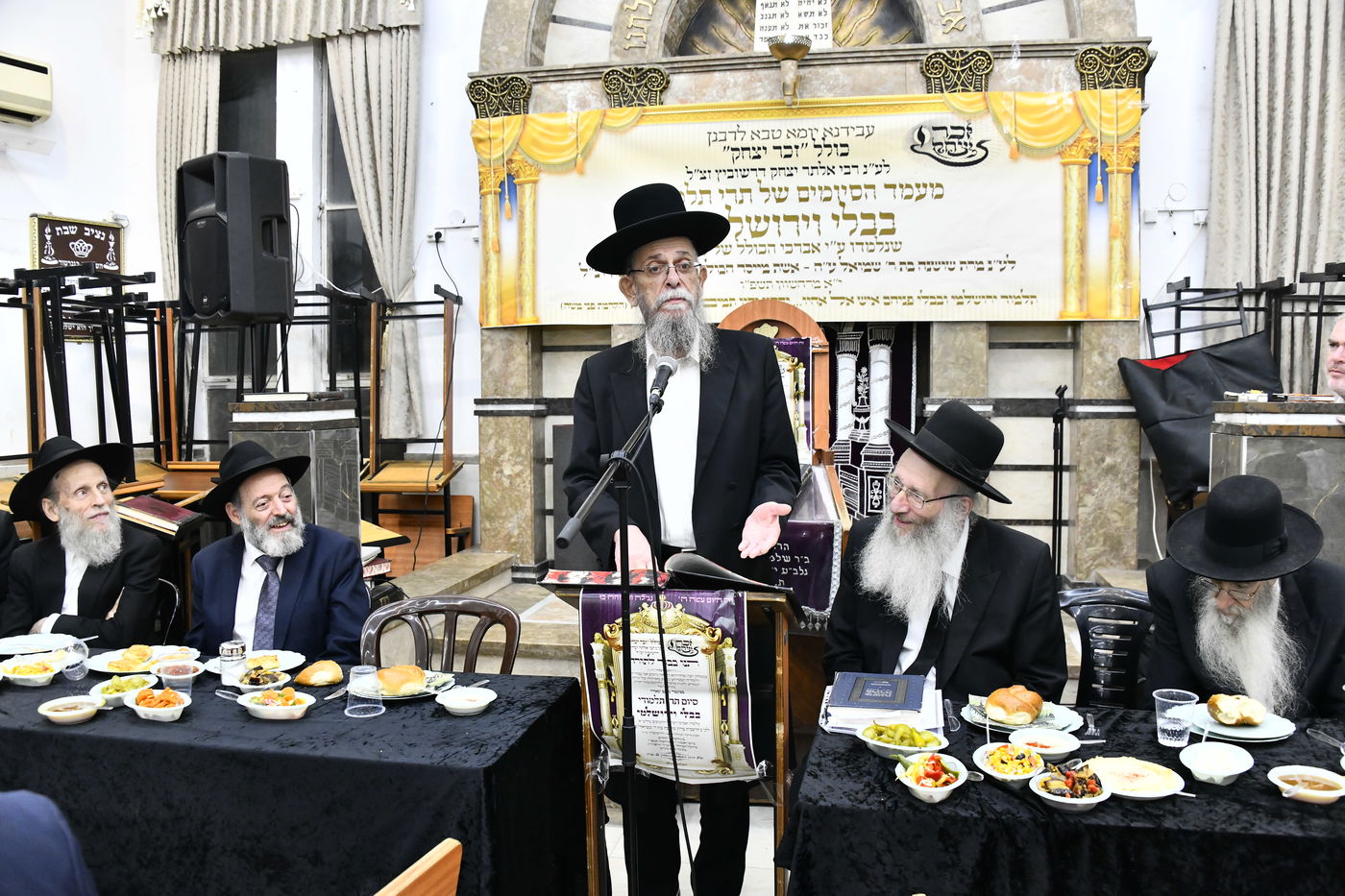 הגאון רבי ישראל בונים שרייבר נואם במעמד הסיומים בכולל 'זכר יצחק'