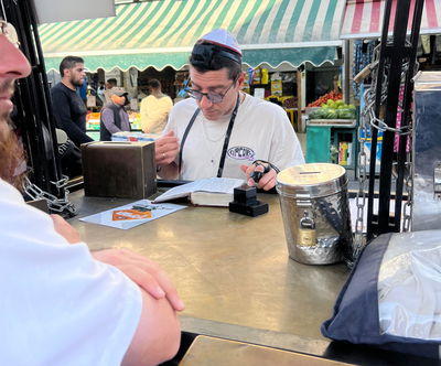 במחנה יהודה: השחקן הישראלי שעצר להניח תפילין וקרא קריאת שמע