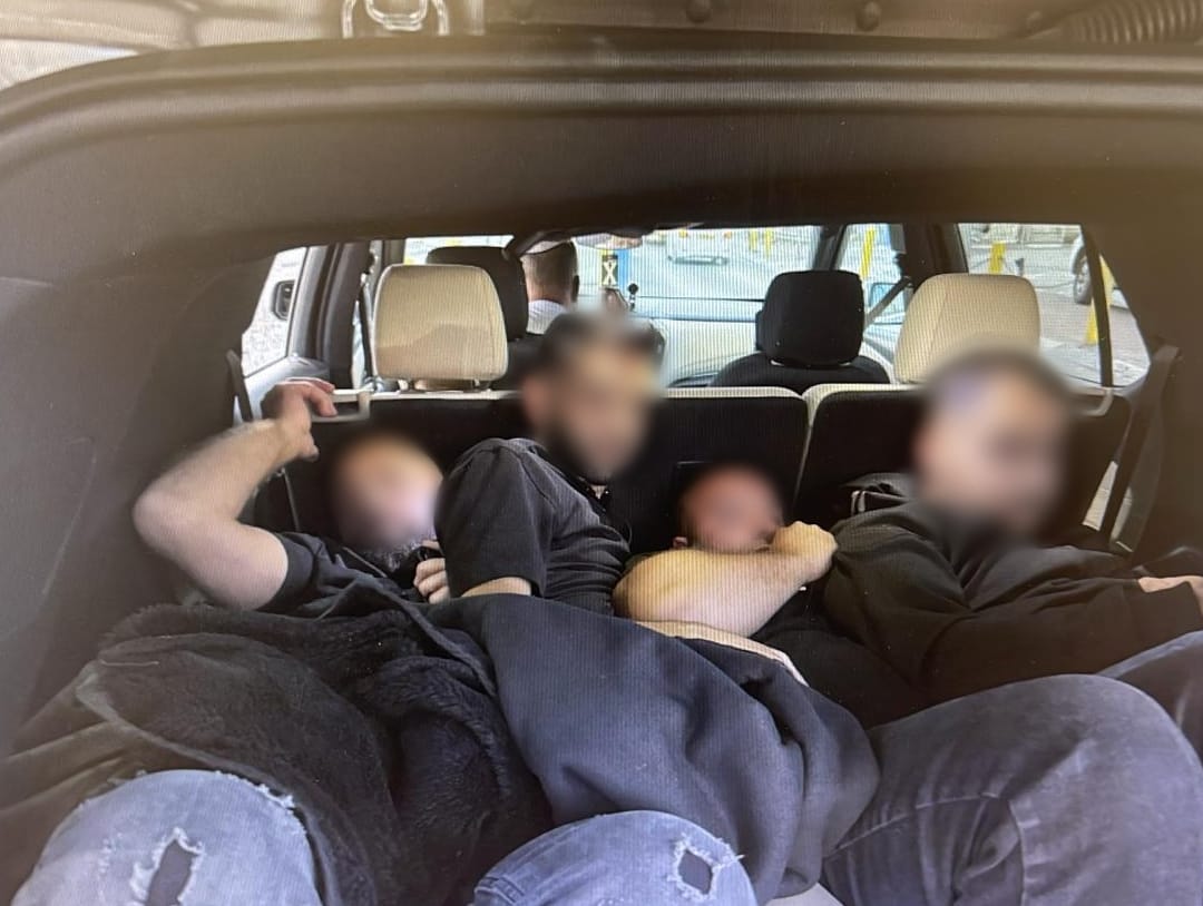 הבג'אז נפתח וזה מי שהתגלה בפנים | הנהג ניסה לתרץ: "לקחתי אותם טרמפ"