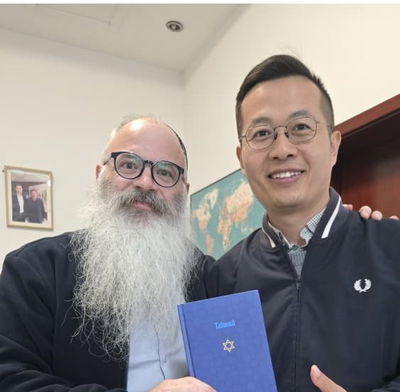 הרב החרדי לא דמיין את זה: האיש במפעל בסין ביקש להראות לו משהו