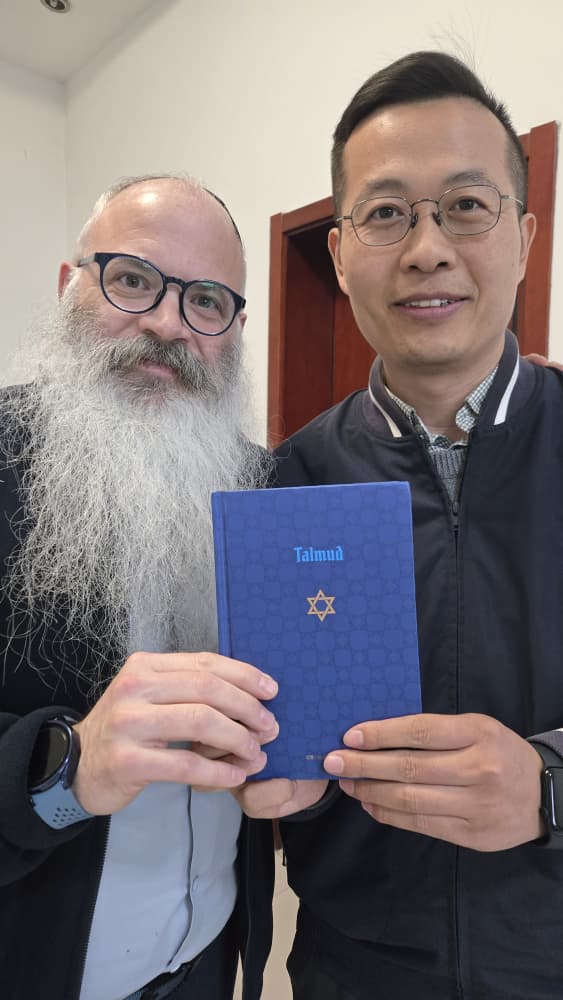 הרב החרדי לא דמיין את זה: האיש במפעל בסין ביקש להראות לו משהו