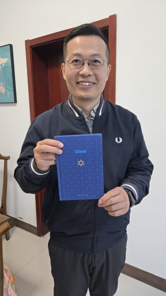 הרב החרדי לא דמיין את זה: האיש במפעל בסין ביקש להראות לו משהו