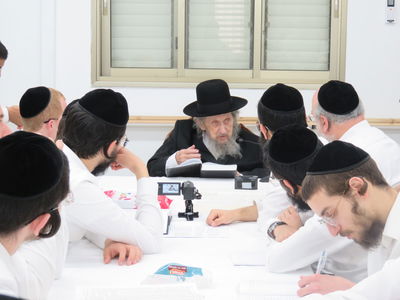 ראש הישיבה במסירת השיעור