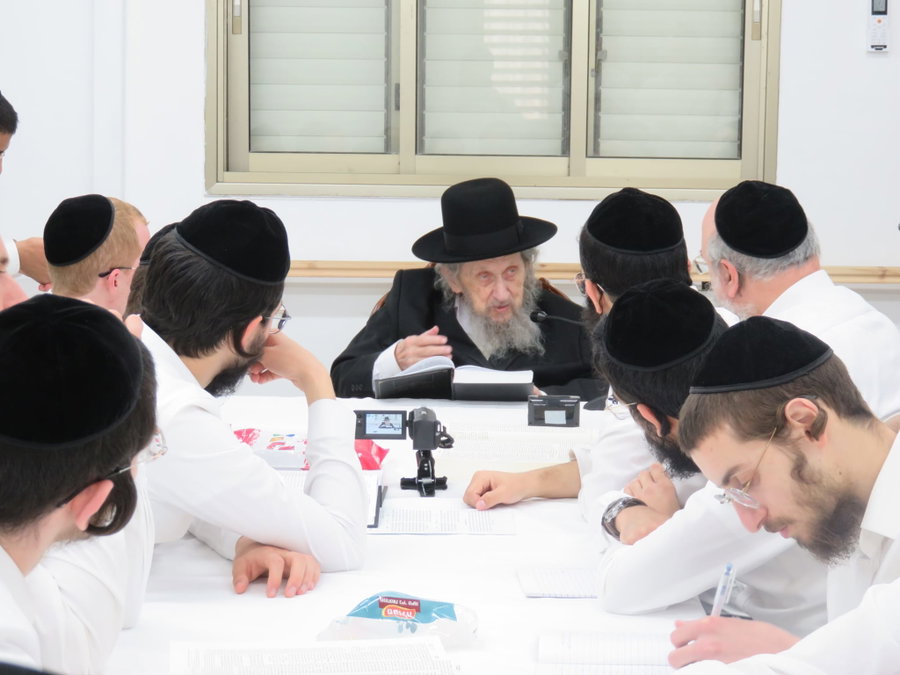ראש הישיבה במסירת השיעור