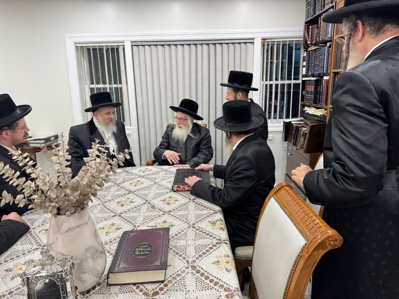 האדמו"ר מסקווירא מב"פ בביקור אצל האדמו"ר ממעז'בוז