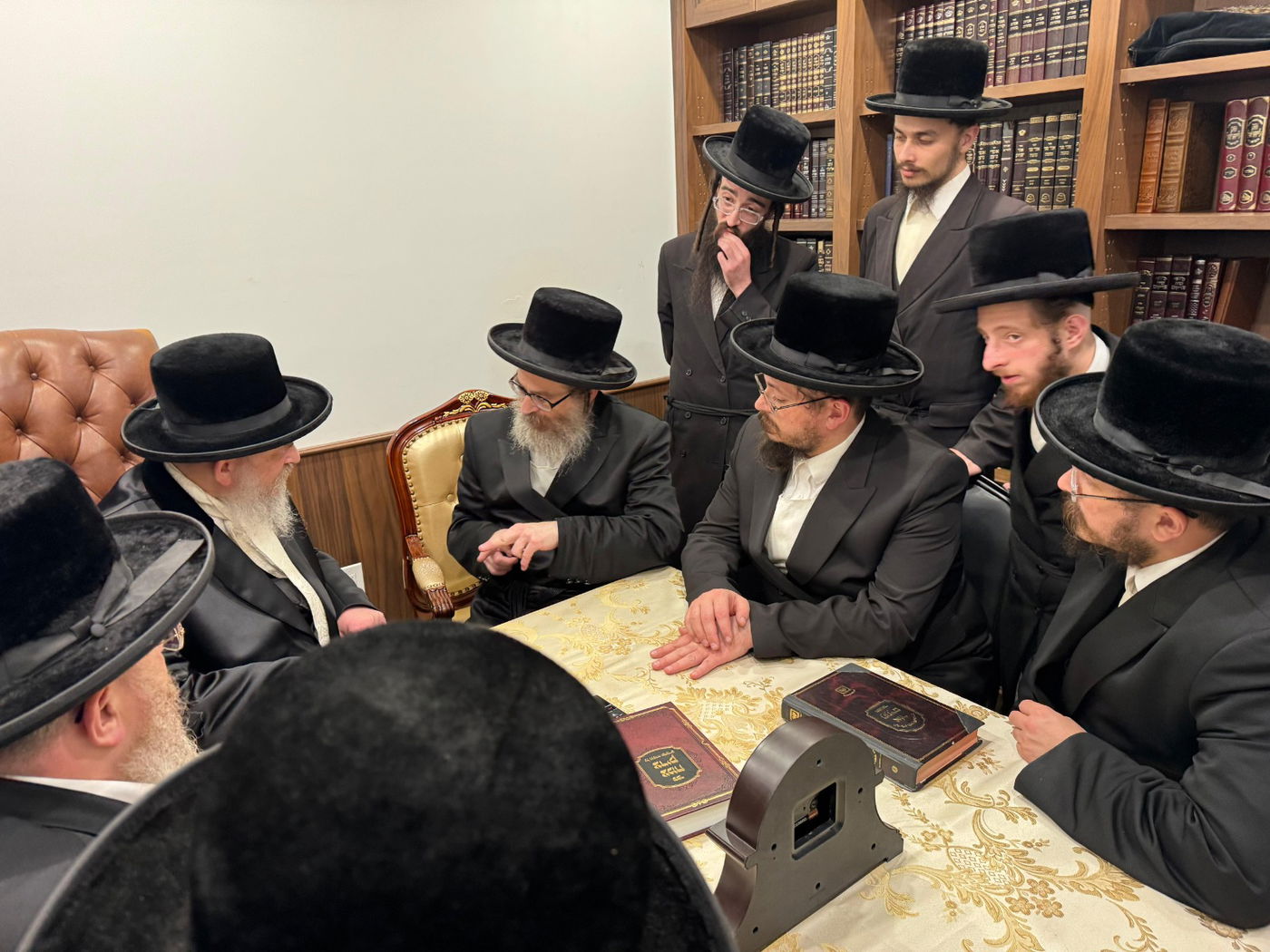 האדמו"ר מסקווירא מב"פ בביקור אצל האדמו"ר מרחמסטריווקא וויאלמסבורג