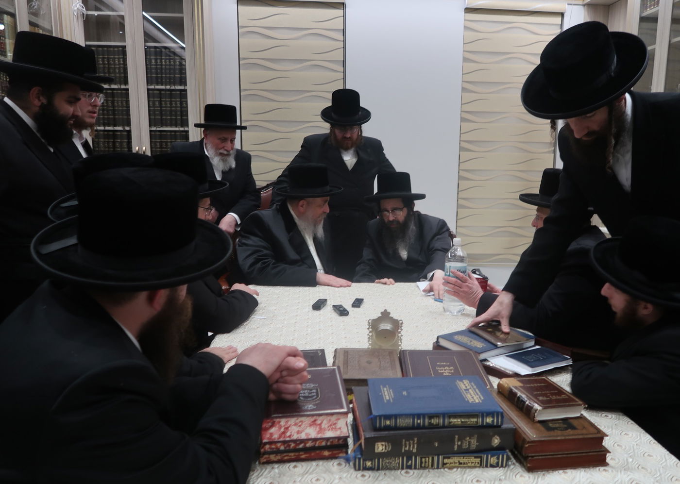 האדמו"ר מסקווירא מב"פ בביקור אצל האדמו"ר מזוועהיל מונסי