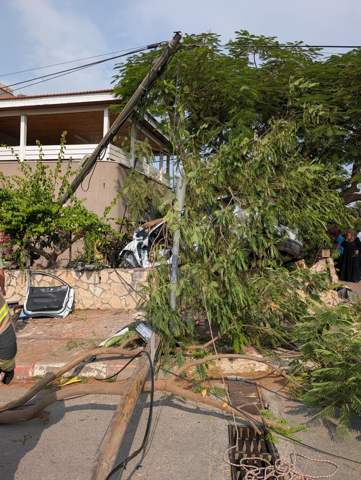 הרוגה בתאונה קטלנית וחריגה: הרכב התנגש בגדר ועץ חדר לתוכו