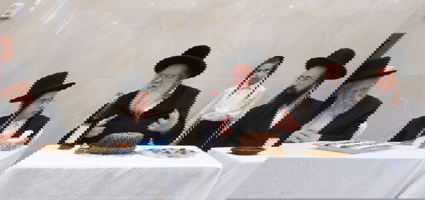 הגר"ש אלתר בטיש לחיים לאחר התפילה