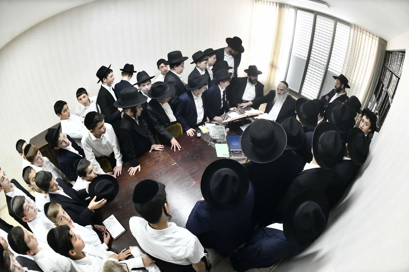 ילדי ''תורה ודעת'' כרמיאל אצל גדולי ישראל בבני ברק