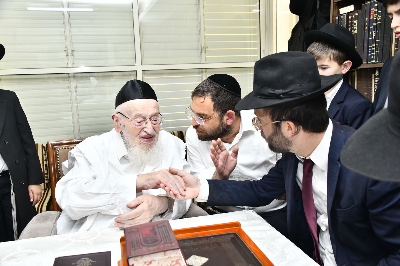 ילדי ''תורה ודעת'' כרמיאל אצל גדולי ישראל בבני ברק