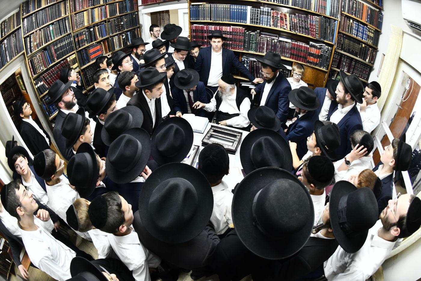 ילדי ''תורה ודעת'' כרמיאל אצל גדולי ישראל בבני ברק