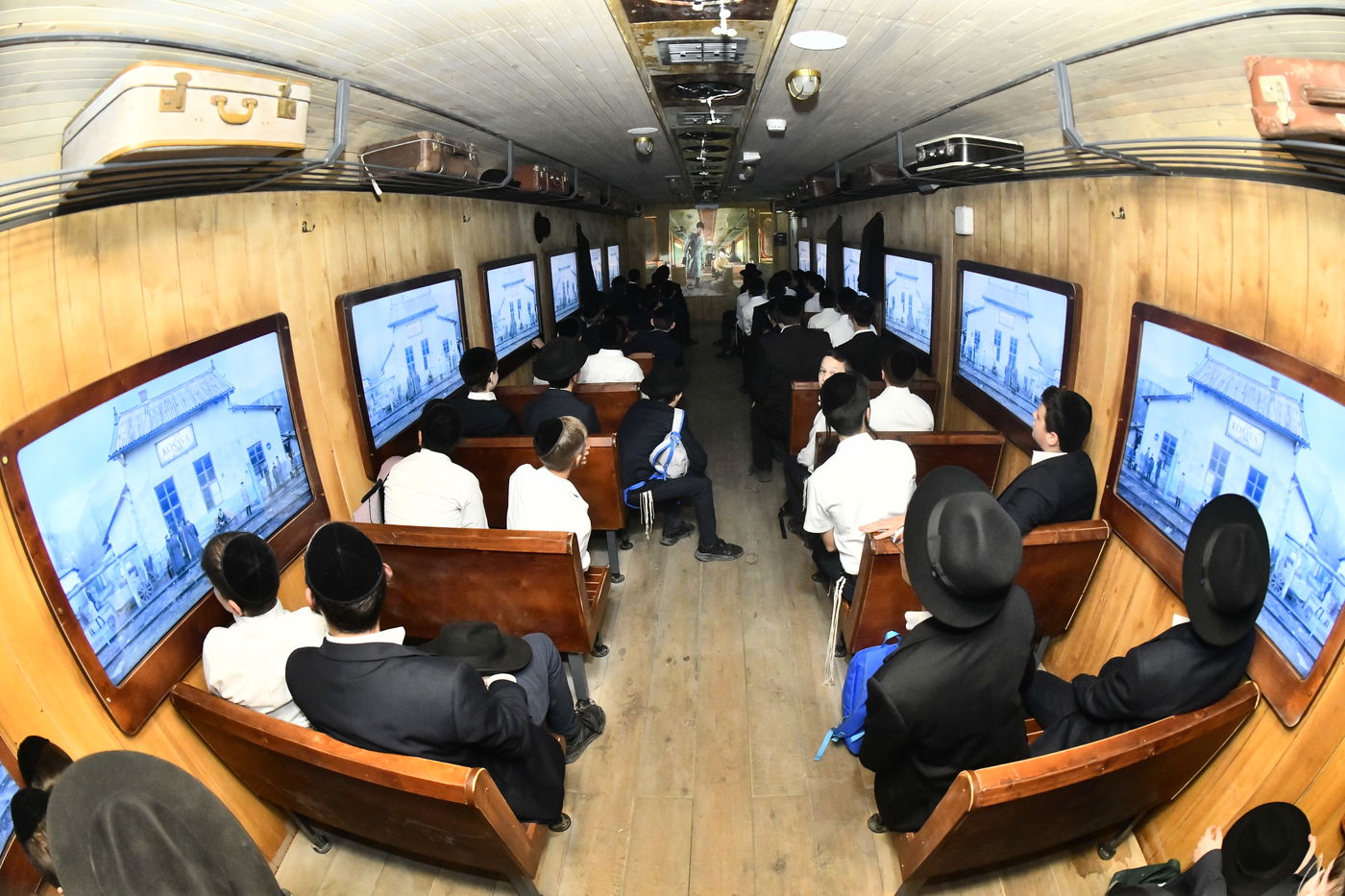 ילדי ''תורה ודעת'' כרמיאל אצל גדולי ישראל בבני ברק