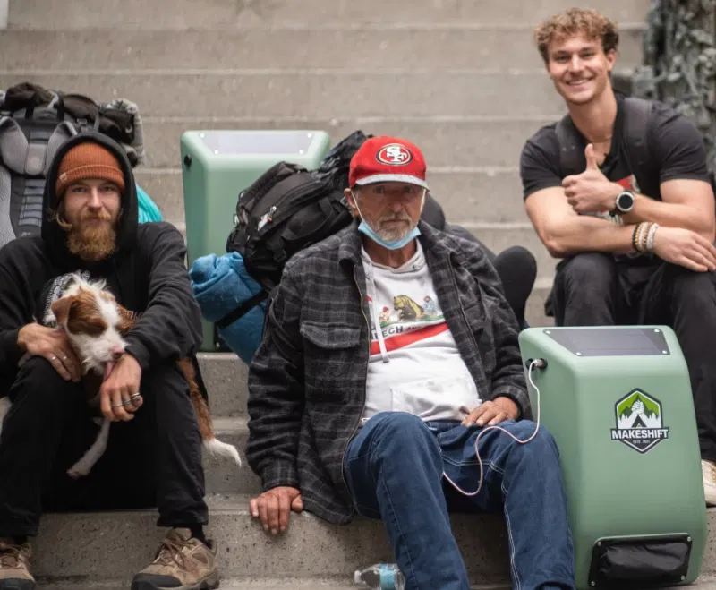 אחד מיוזמי הפרוייקט לצד מחוסרי בית שנהנים מהפיתוח