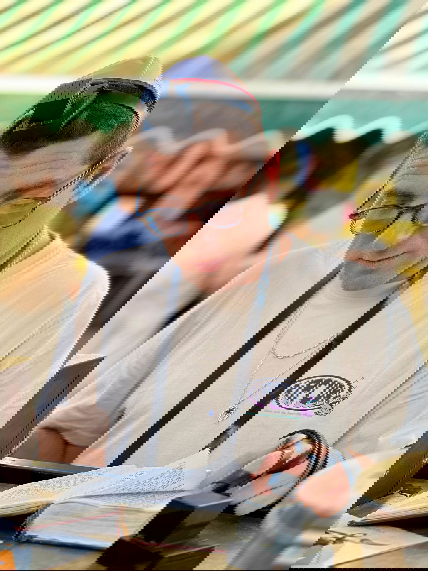 במחנה יהודה: השחקן הישראלי שעצר להניח תפילין וקרא קריאת שמע