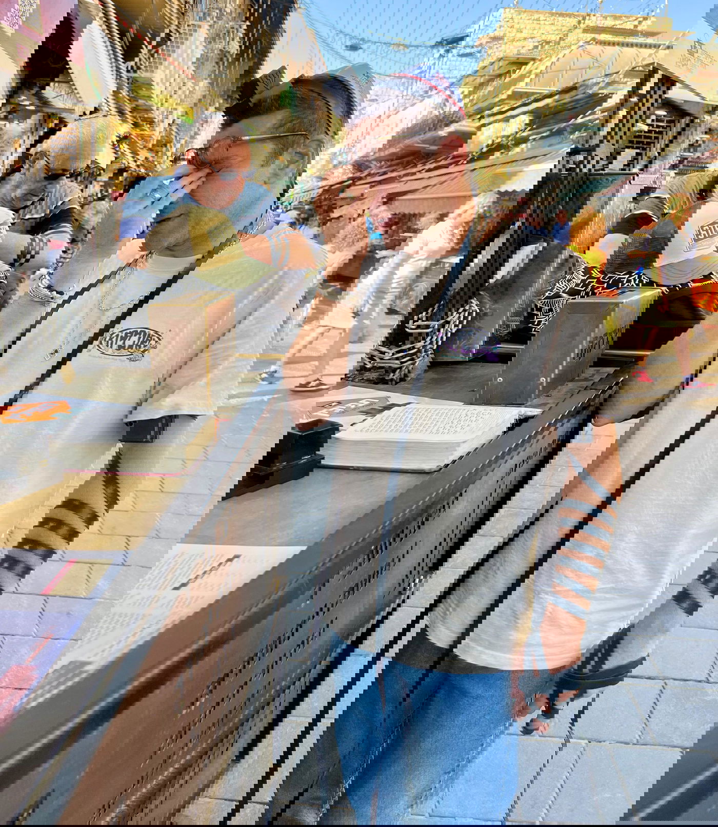 במחנה יהודה: השחקן הישראלי שעצר להניח תפילין וקרא קריאת שמע