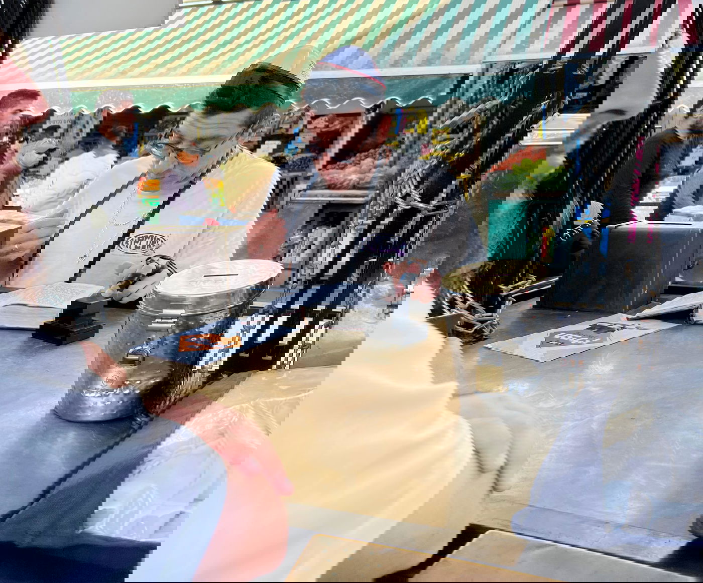 במחנה יהודה: השחקן הישראלי שעצר להניח תפילין וקרא קריאת שמע