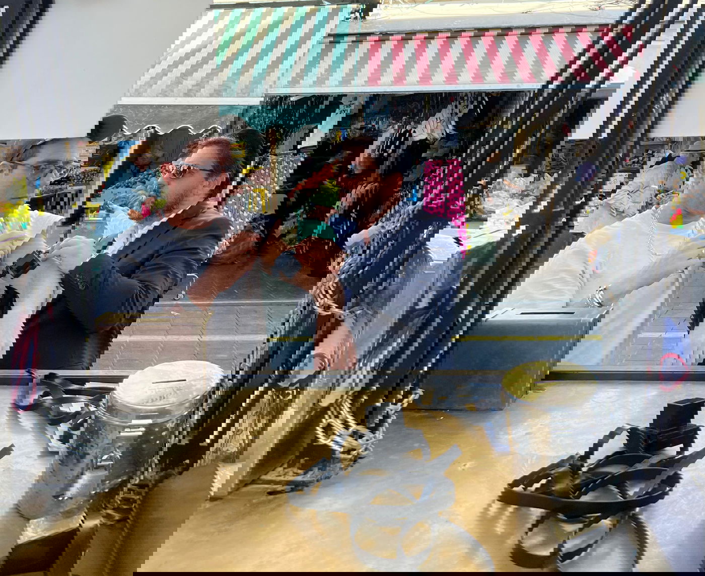 במחנה יהודה: השחקן הישראלי שעצר להניח תפילין וקרא קריאת שמע