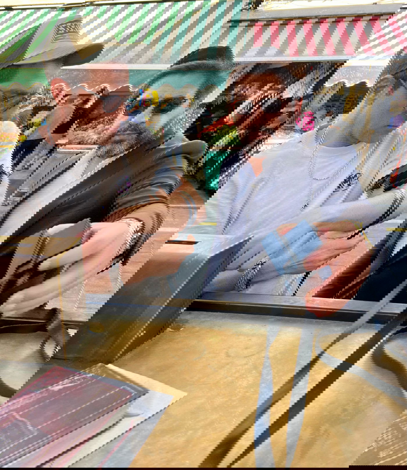 במחנה יהודה: השחקן הישראלי שעצר להניח תפילין וקרא קריאת שמע