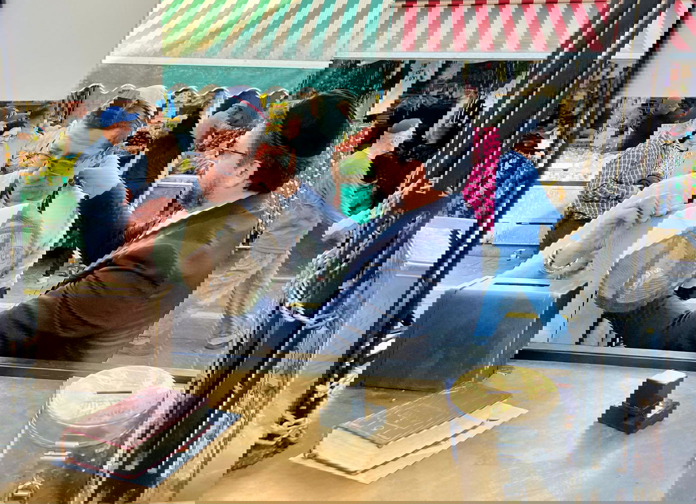 במחנה יהודה: השחקן הישראלי שעצר להניח תפילין וקרא קריאת שמע