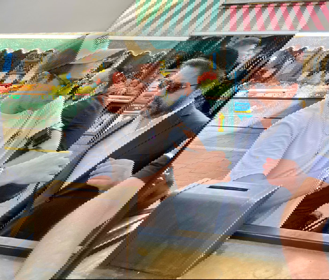 במחנה יהודה: השחקן הישראלי שעצר להניח תפילין וקרא קריאת שמע