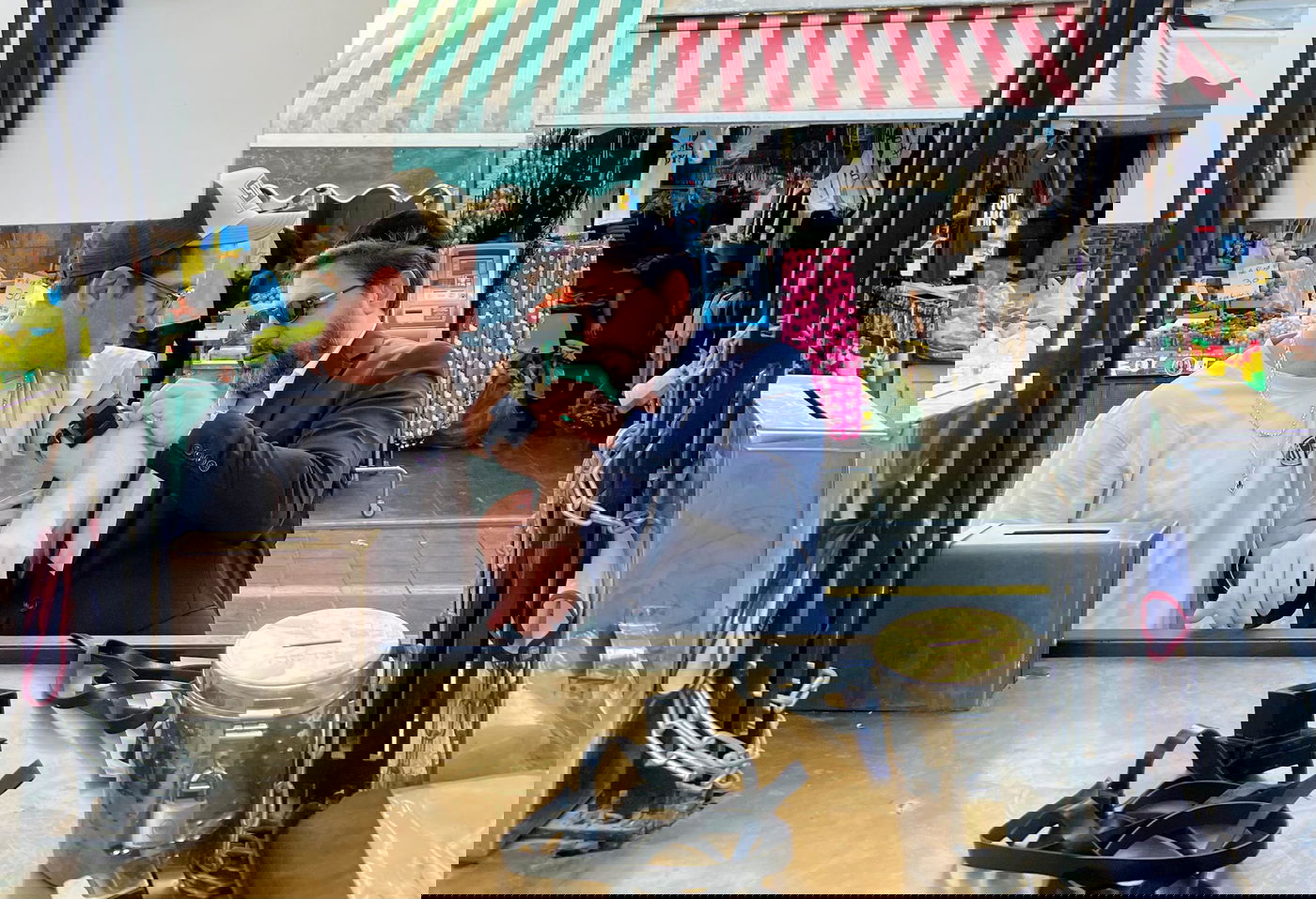 במחנה יהודה: השחקן הישראלי שעצר להניח תפילין וקרא קריאת שמע