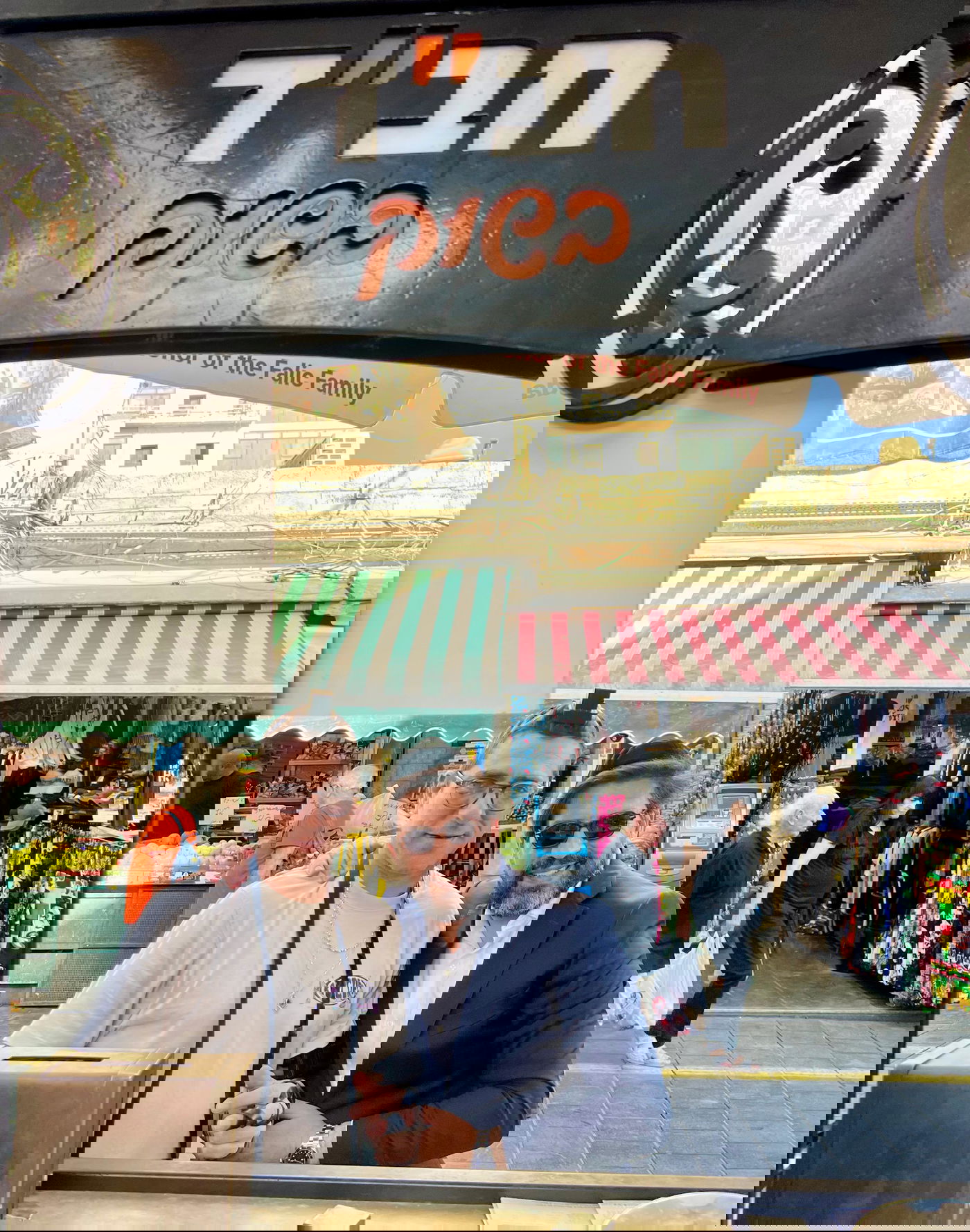 במחנה יהודה: השחקן הישראלי שעצר להניח תפילין וקרא קריאת שמע