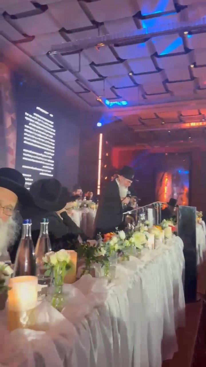 תלמידו של ראש הישיבה הגרב"ד פוברסקי, רבי יהודה טולידנו מקריא את מכתבו המיוחד