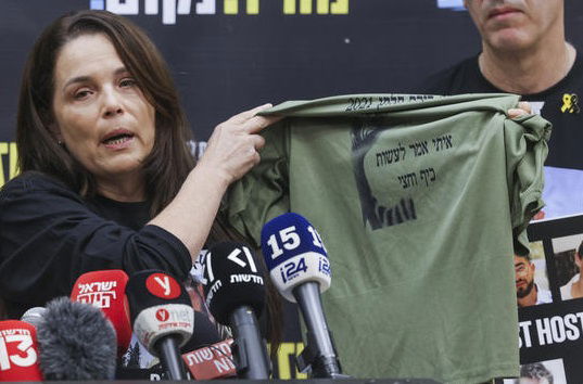 אימו של איתי חן חושפת את החולצה שאיתה הוחזר הלילה בארון