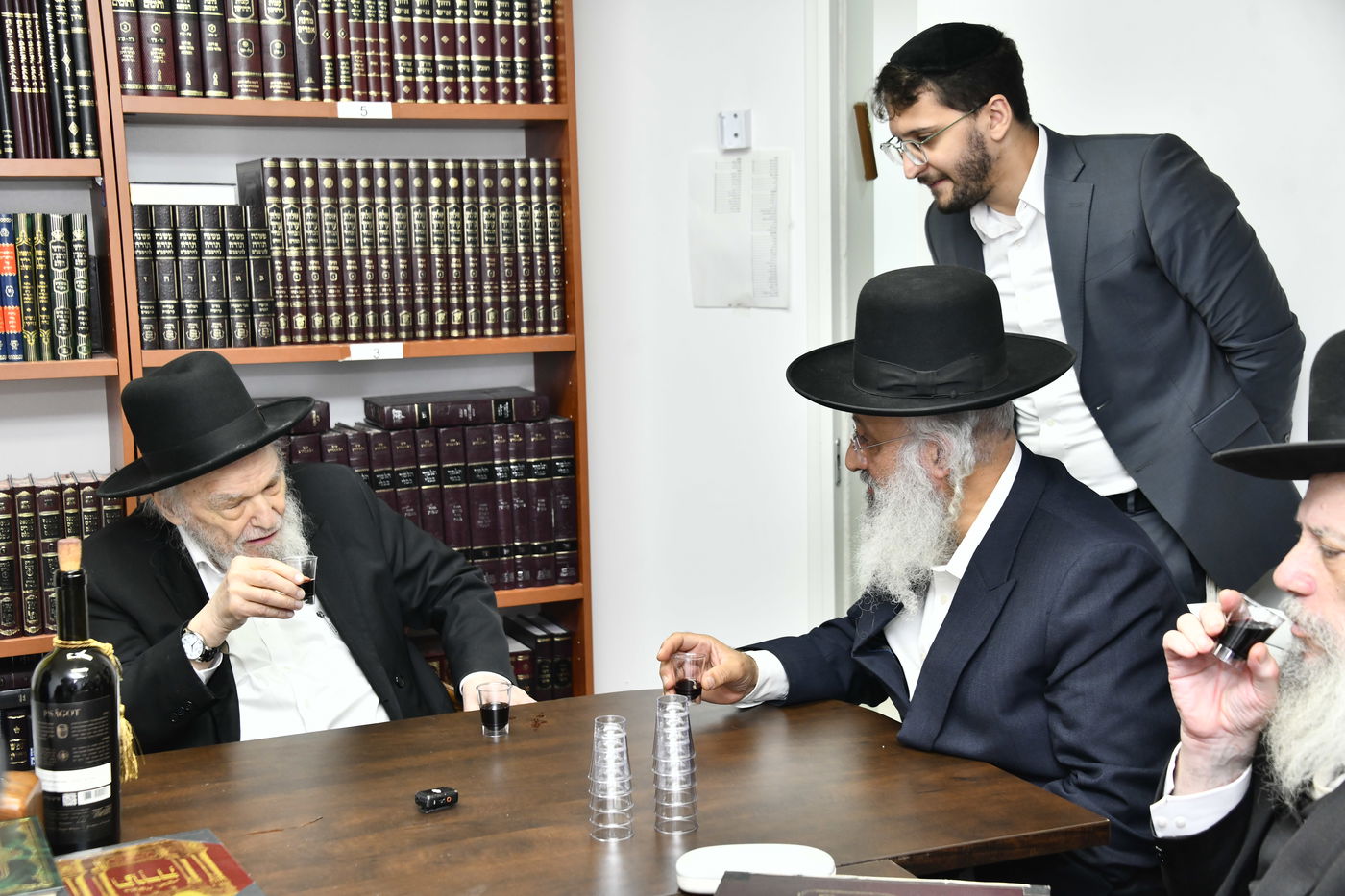 מעמד לחיים אצל הגרמ"ה הירש לרגל חנוכת בית ספר וסמינר 'בנות ציון' 