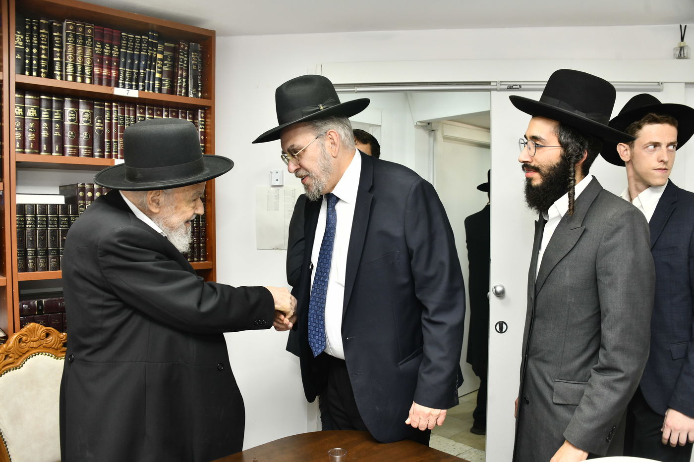 מעמד לחיים אצל הגרמ"ה הירש לרגל חנוכת בית ספר וסמינר 'בנות ציון' 