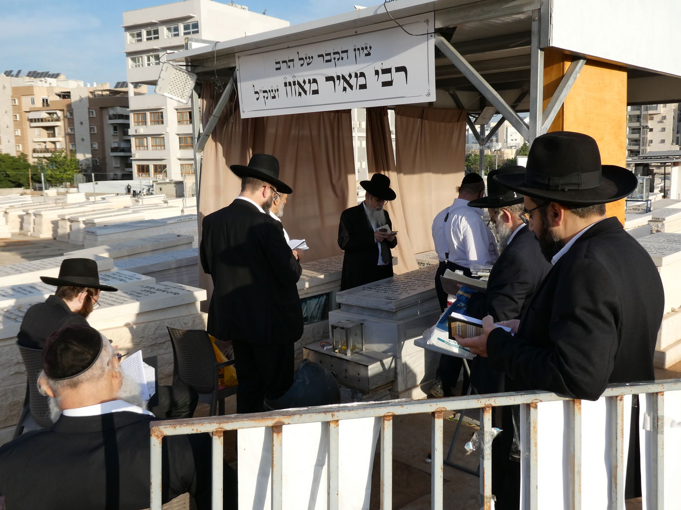 הגאון רבי שבתי לוי בתפילה על ציון אחיו זצ"ל