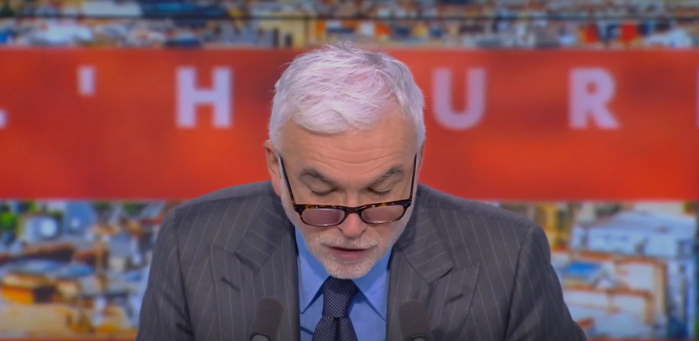 תמיכה לא צפויה: העיתונאי הצרפתי מחה בשידור על ניצחונו של ממדאני - ולעג למצביעיו