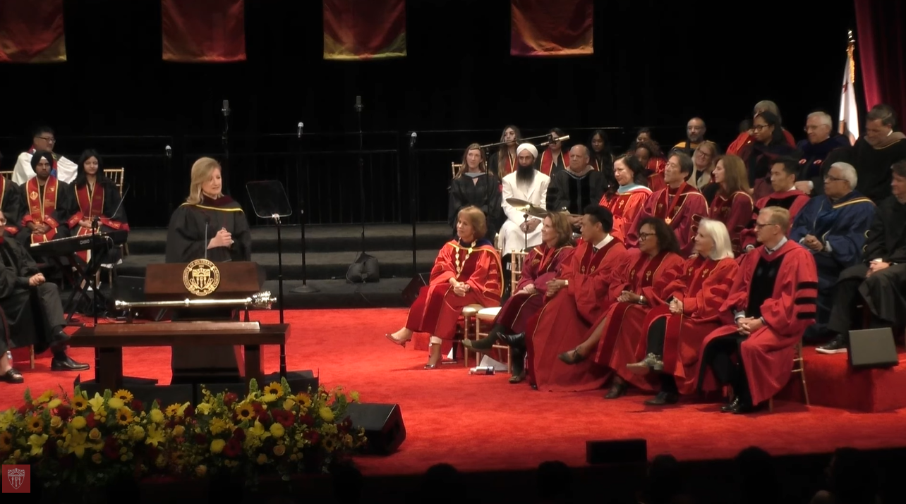 אריאנה הפינגטון בטקס הענקת תארים באוניברסיטת דרום קליפורניה. 2025