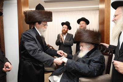 האדמו"ר מבאיאן בביקור אצל הגר"מ שטרנבוך