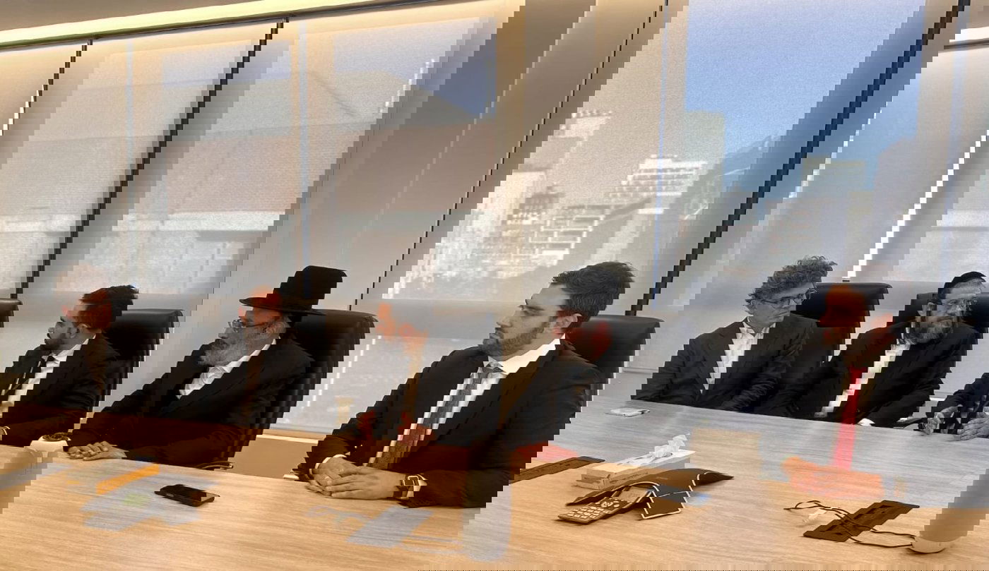 ממדאני עם העסקן נפתלי משה אינדיק