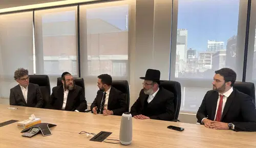 ממדאני עם העסקן נפתלי משה אינדיק