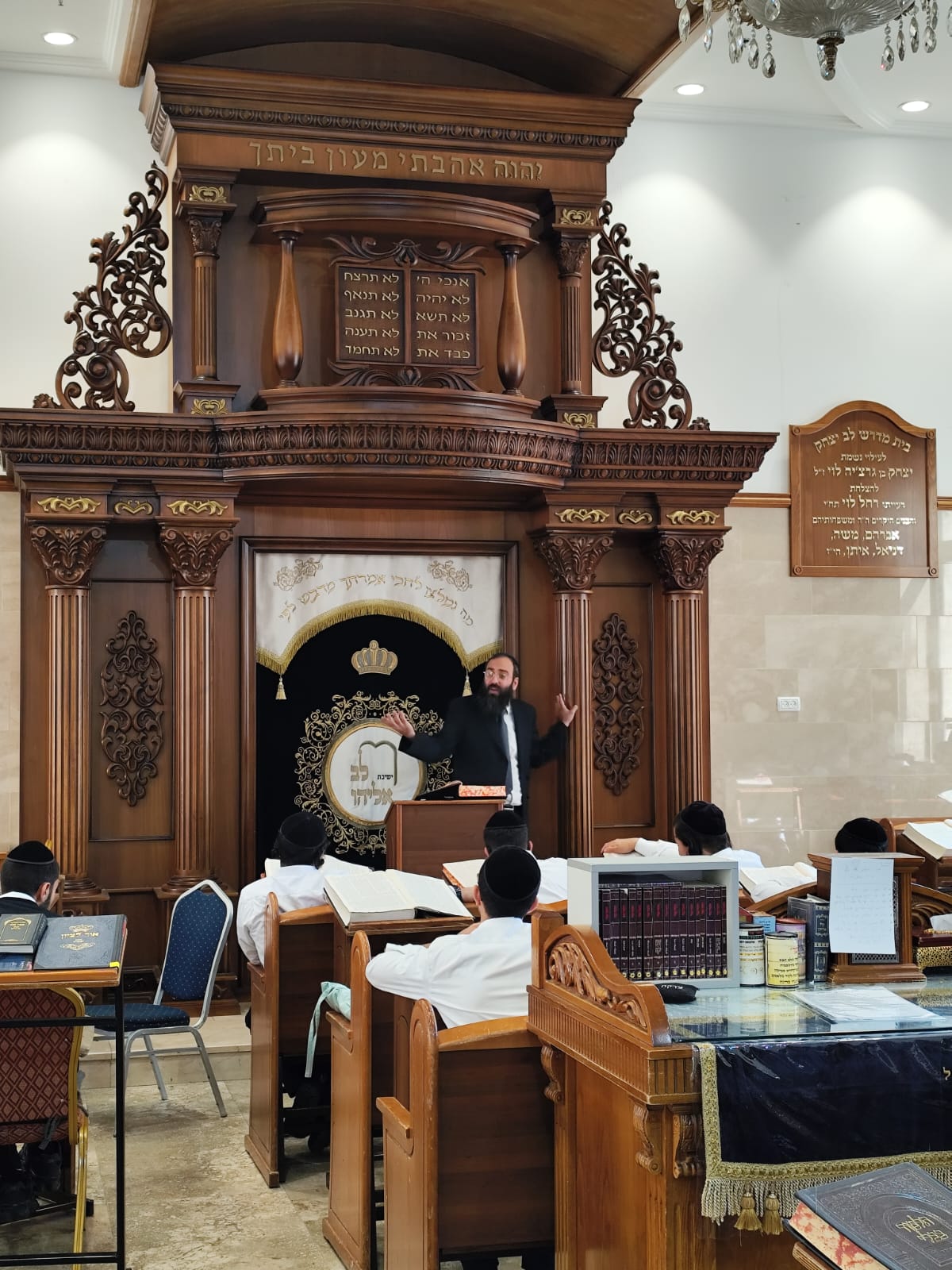 הגאון רבי עובדיה חזן בשיעור כללי בישיבת 'לב אליהו'