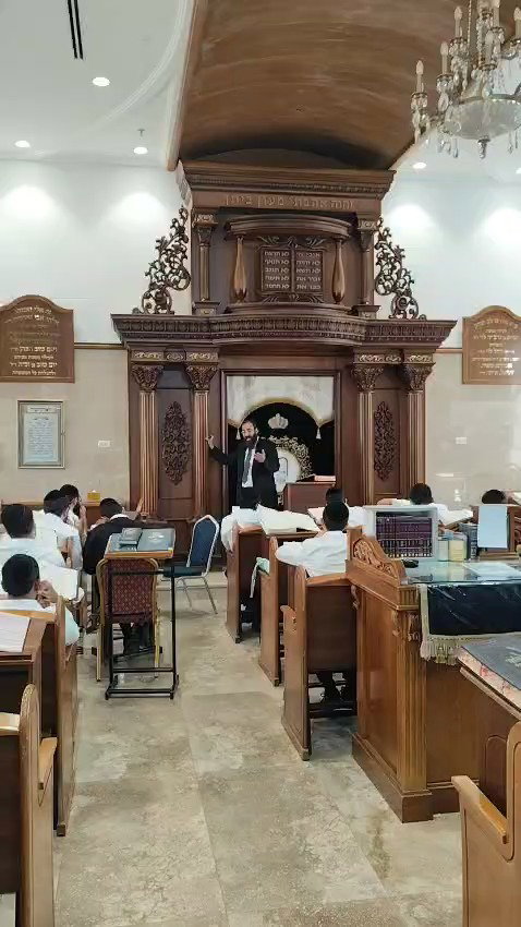 הגאון רבי עובדיה חזן בשיעור כללי בישיבת 'לב אליהו'