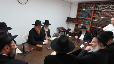 גזירת גיוס בנות צרפת: הגרמ"ה הירש התערב והבחורה שנעצרה שוחררה | מאמץ לגיבוש פתרון